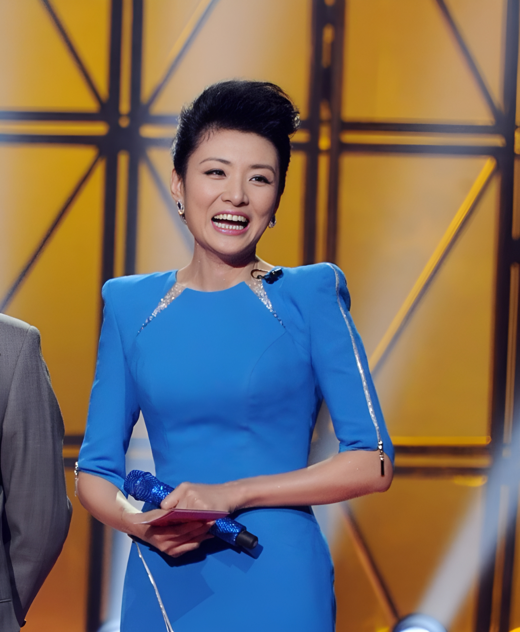 有一天晚上,主持人周涛对丈夫姚科说:"这样的生活让我太痛苦了,我们