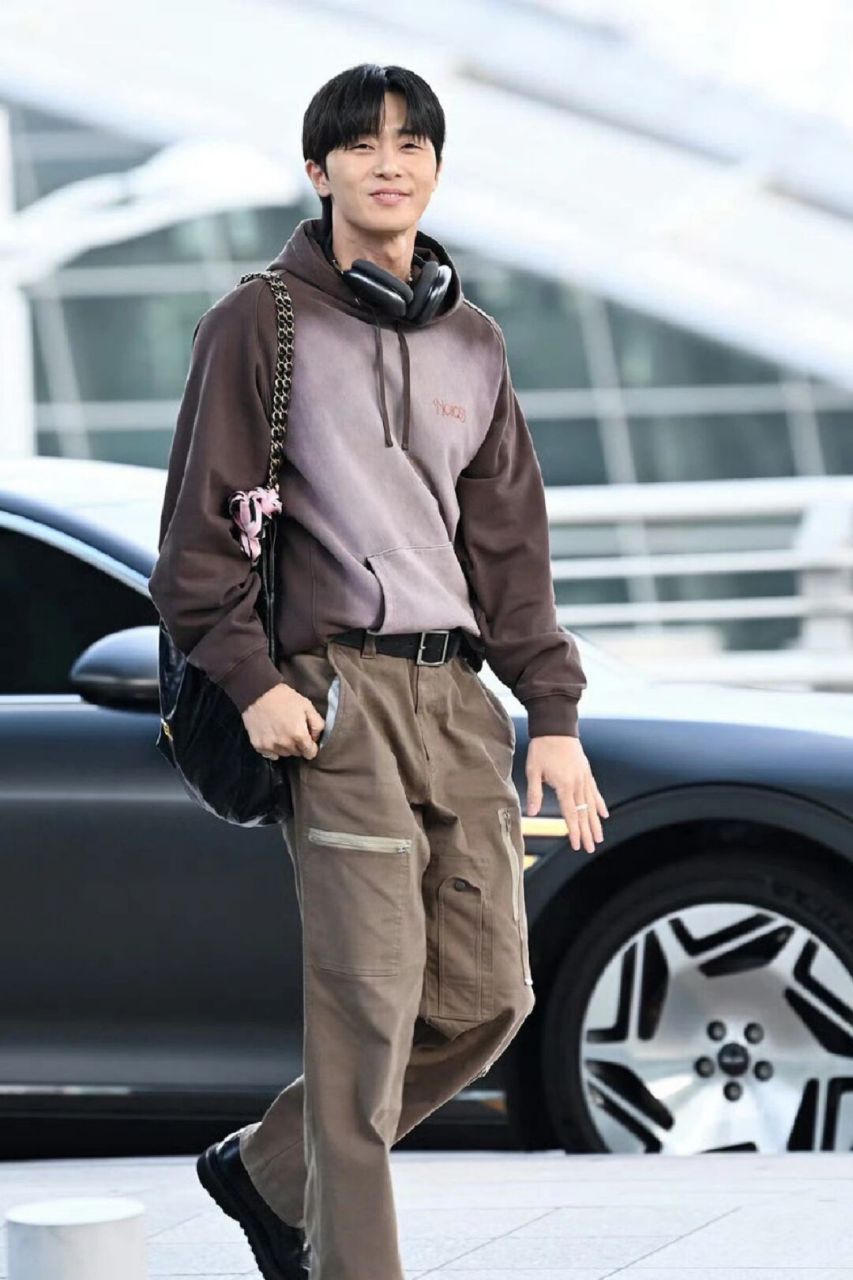 帅气欧巴朴叙俊更新了一组机场私服,身穿新代言的帽衫,下搭工装裤