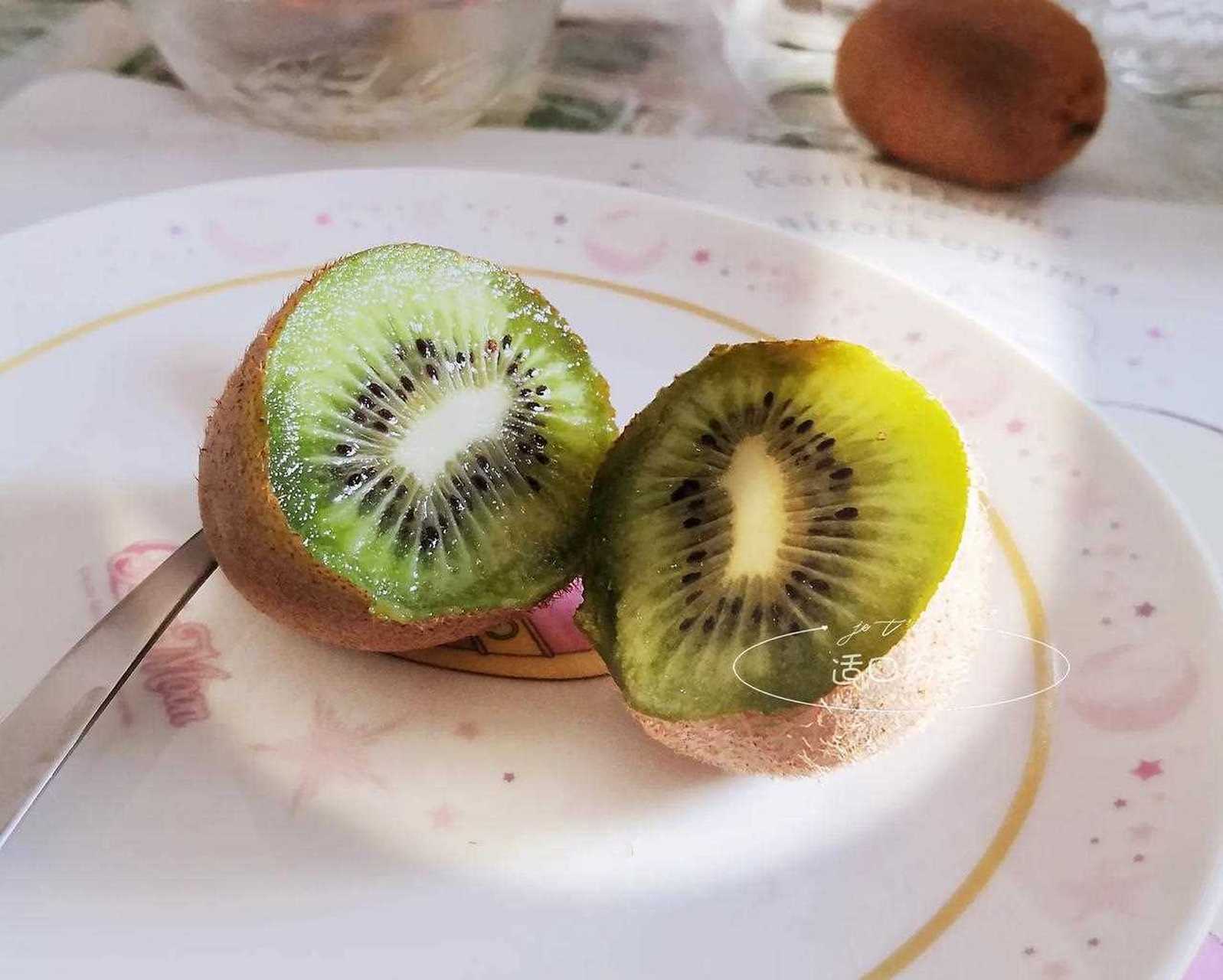 奇异果,我家婆婆过敏,那时我刚过来香港,她说过吃奇异果舌头不舒服.