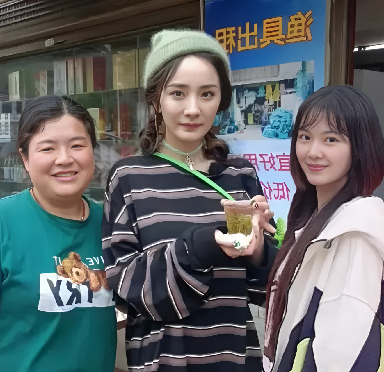女明星和素人合影,躲过杨幂,躲过欧阳娜娜,却没能躲过赵丽颖,一看就