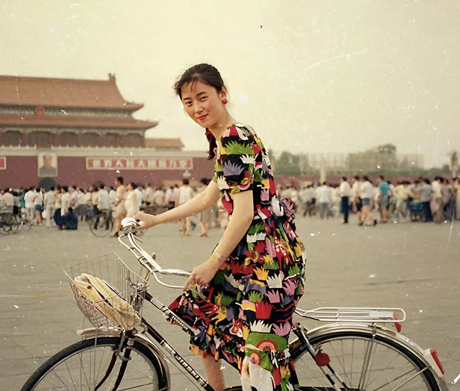 上个世纪80年代,一位高颜值美女骑着自行车在天安门前的留影,照片中
