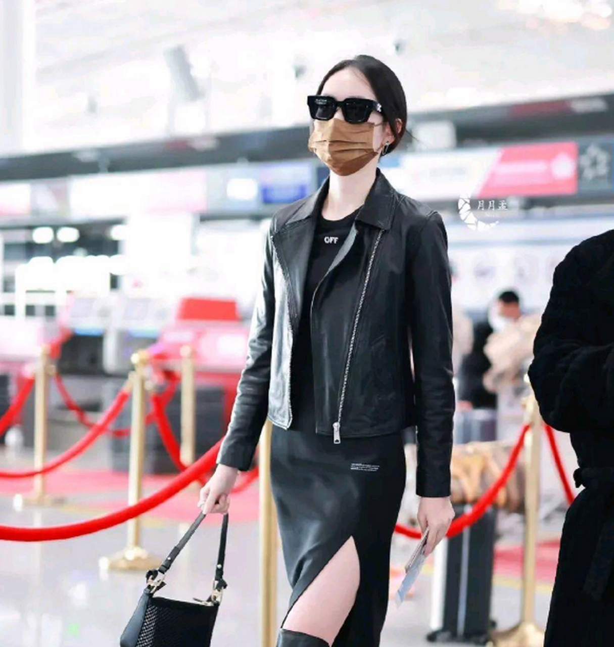 童瑶出行穿搭,黑色皮衣搭配黑色开衩裙 黑色长靴,又酷又飒,气场全开~!