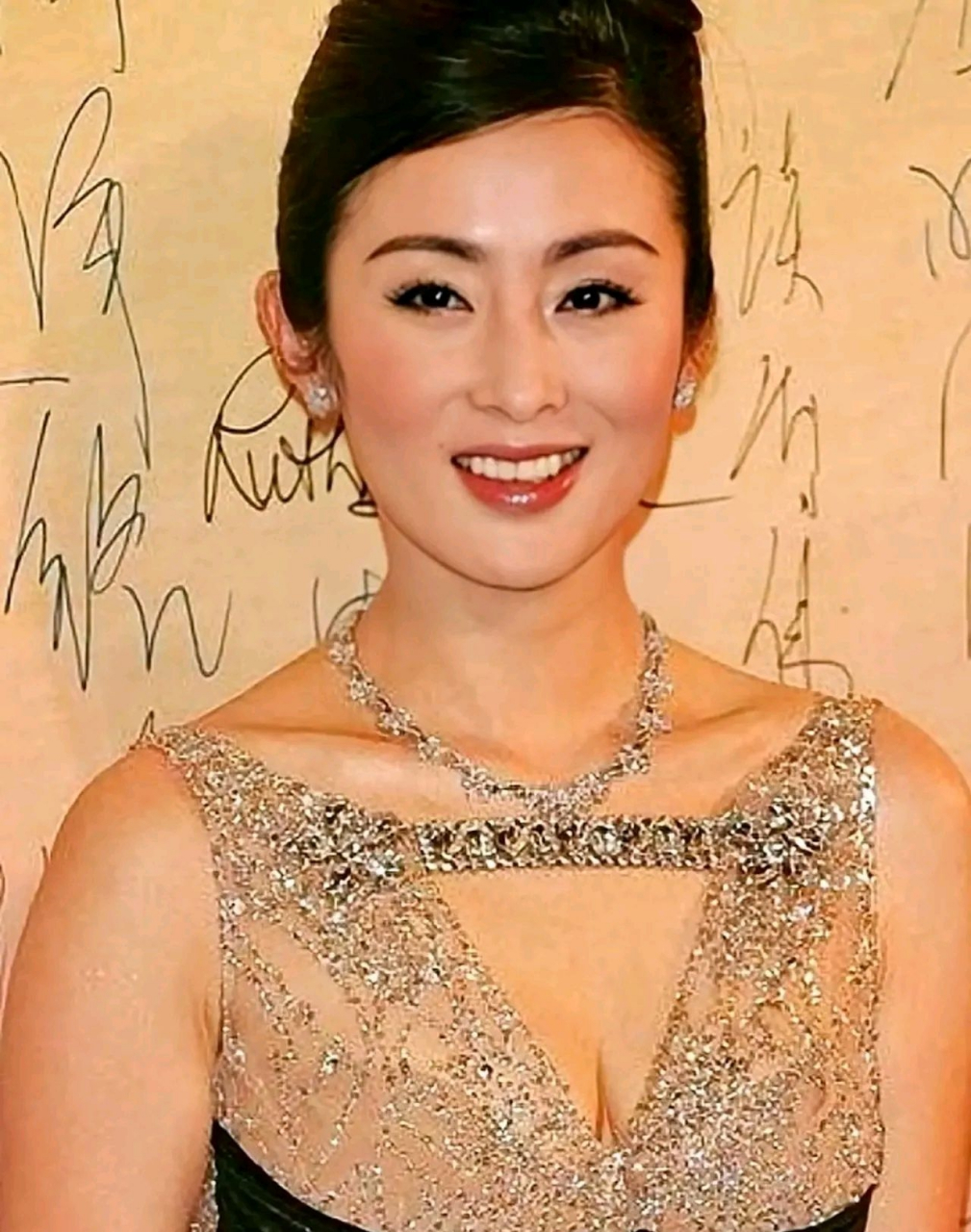 张敏年轻时,她的美不是典型的女性温柔,而是带有一些男性魅力的美丽.