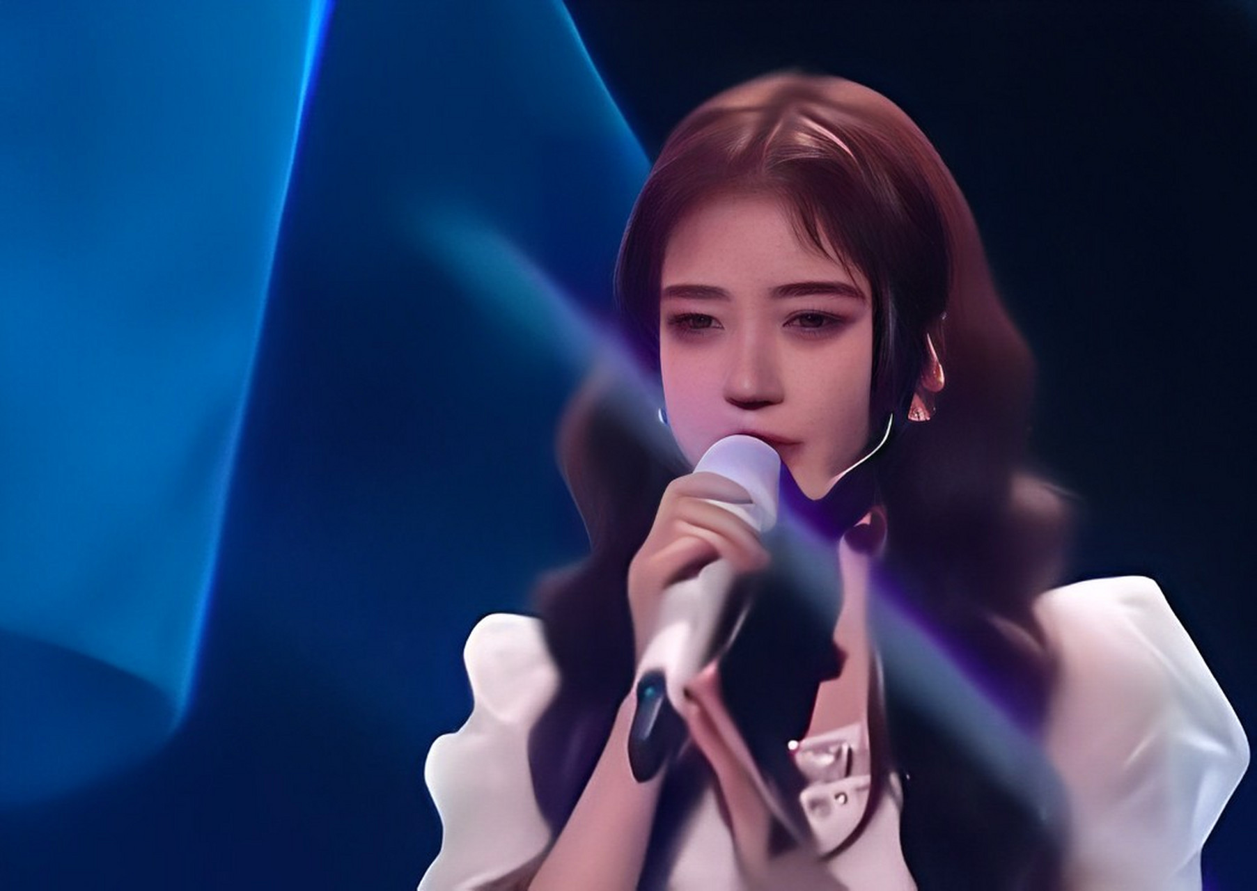 鞠婧祎在舞台上大秀胎毛刘海,引起了众多网友的关注和热议!