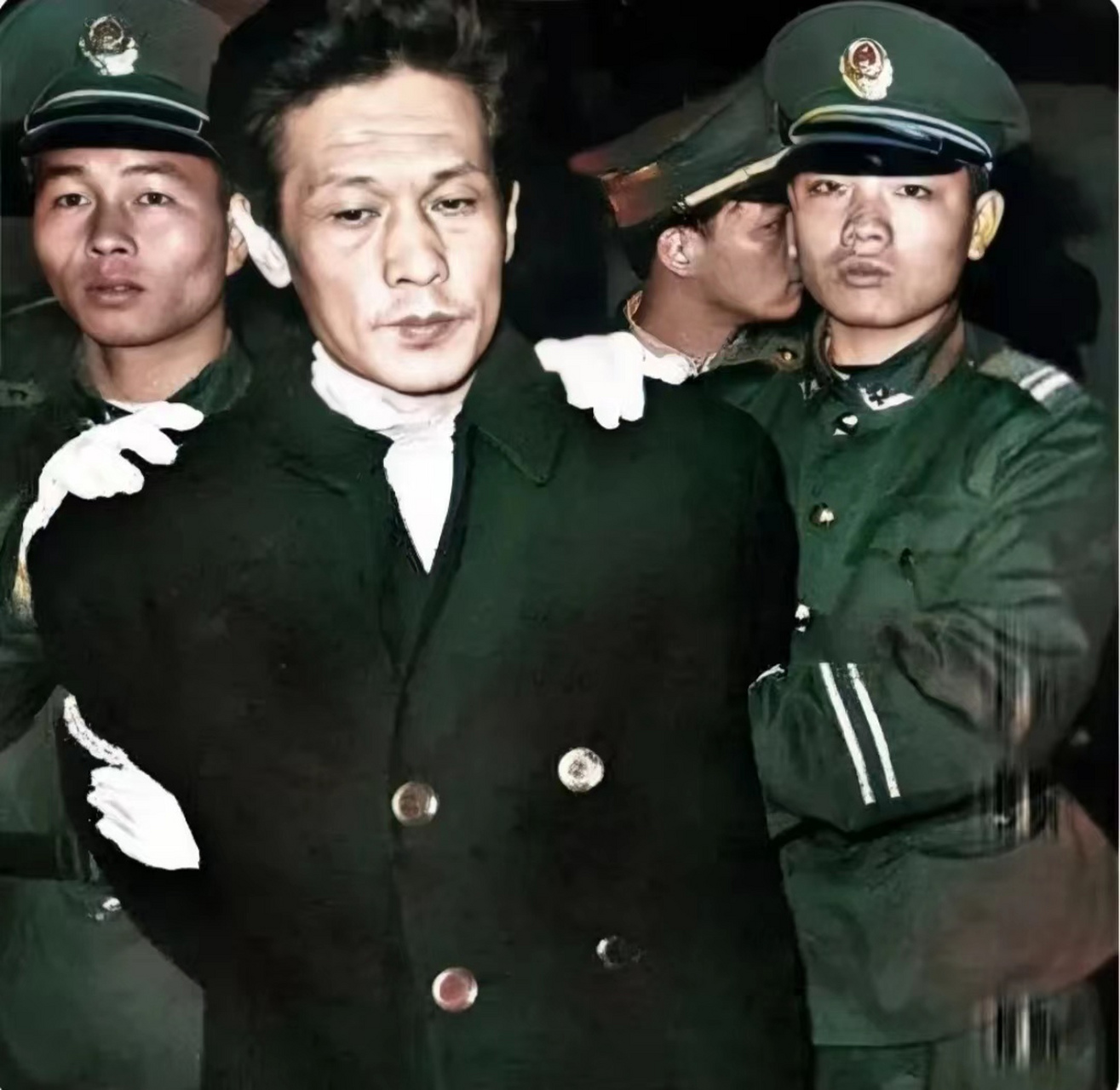 90年代,原深圳市计划局财贸处处长王建业被武警押送至公判大会时的