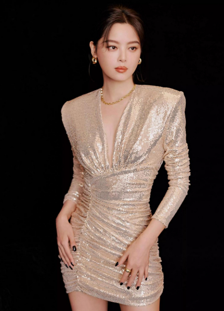辛芷蕾x感写真上线,一袭亮片紧身裙,气质优雅妩媚动人