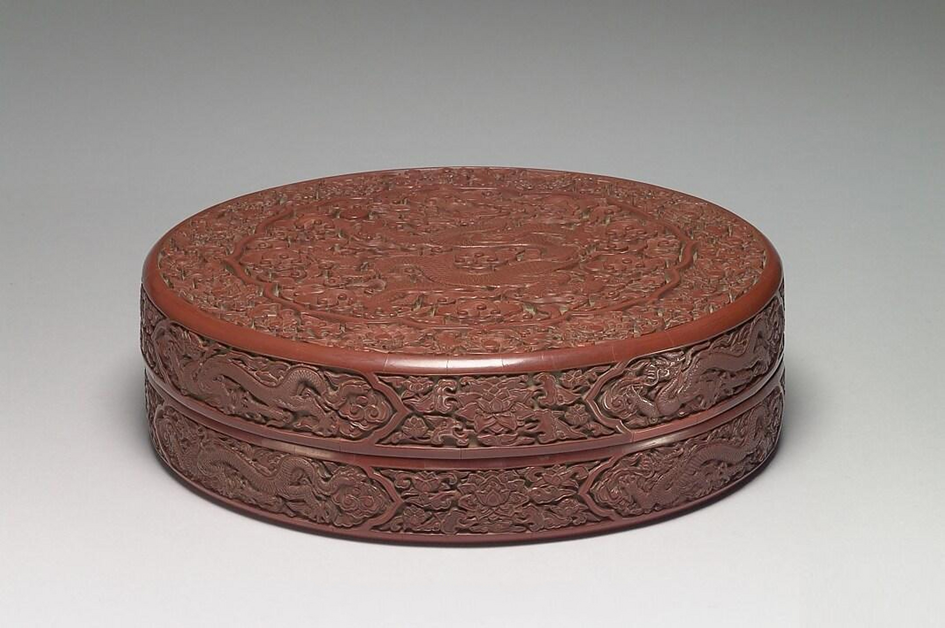 台北故宫博物院收藏的一组清代漆器.  1.清 乾隆款 戗金填漆寿春盘 2.