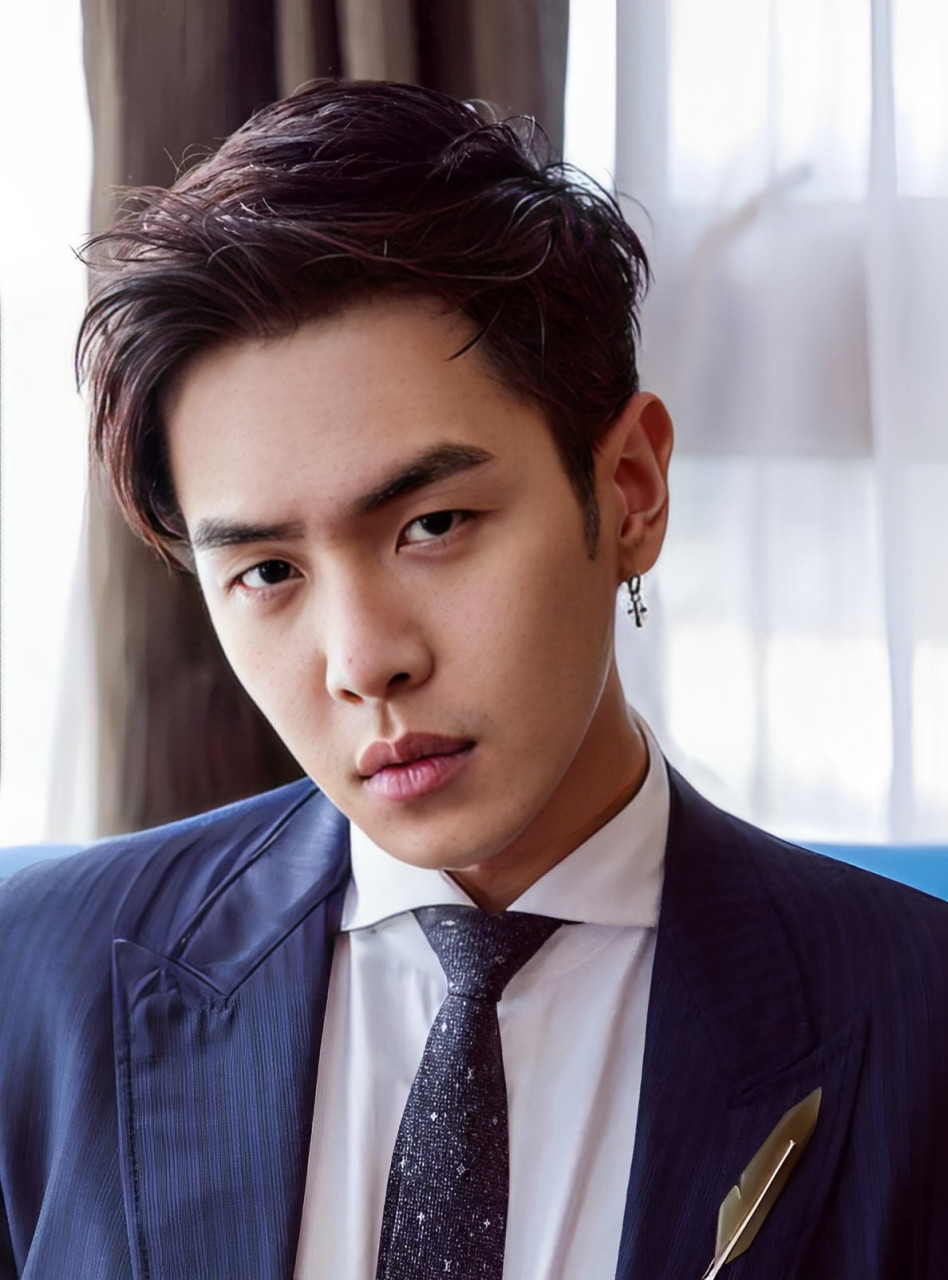 张若昀是个严肃的人,私下里一点也不活泼.