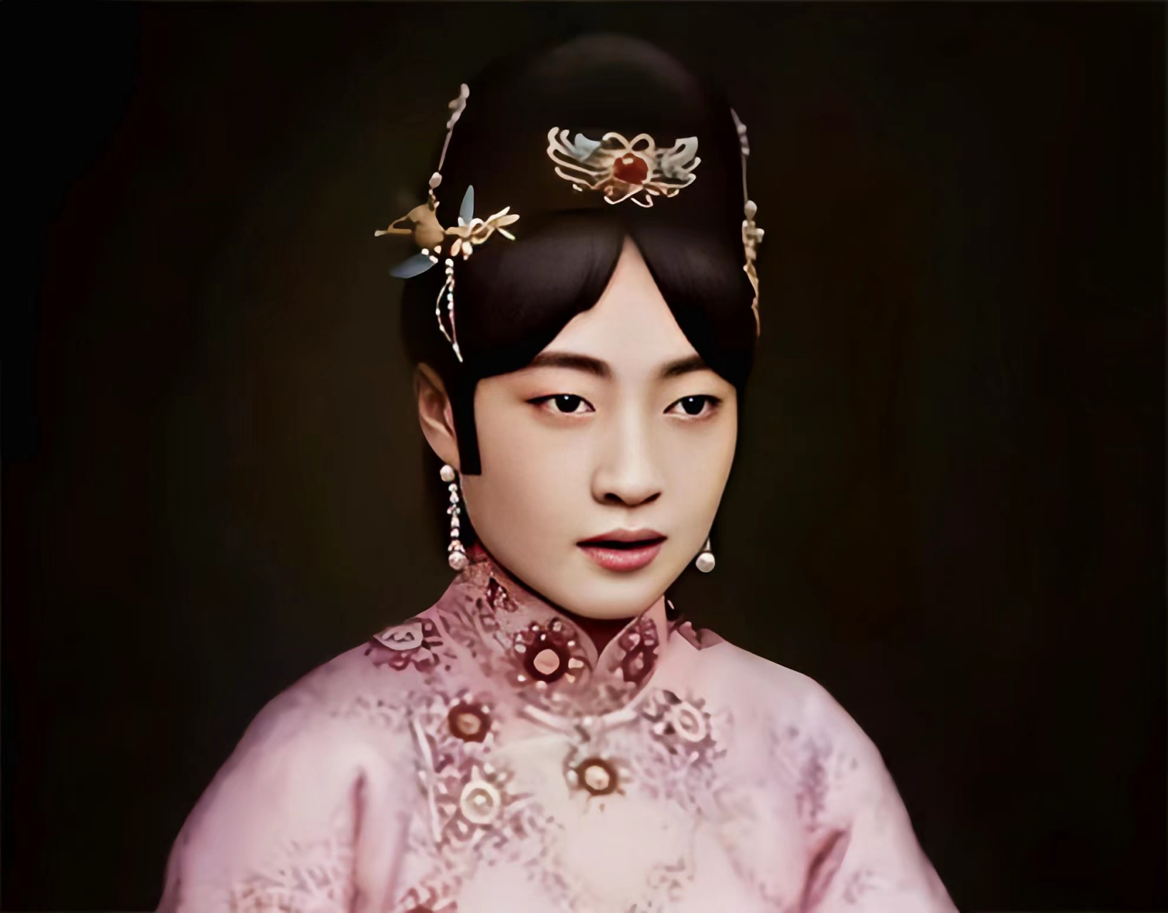 不料,当她解开衣衫,孙耀庭突然低头说:"奴才闹肚子,伺候不了您了!