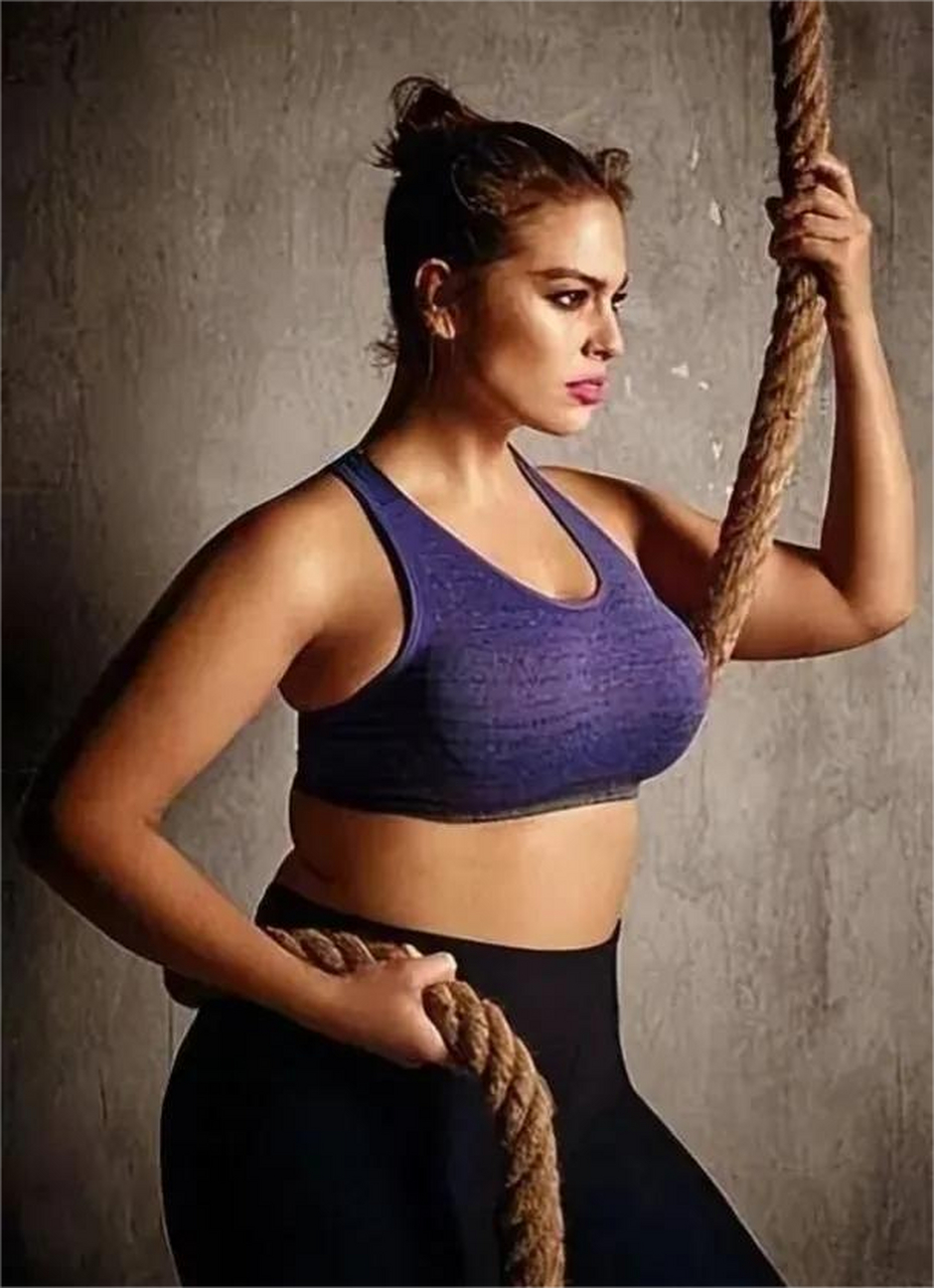 180斤大码超模阿什利现身米兰时装周,一袭红色包臀裙惊艳全场 这几天