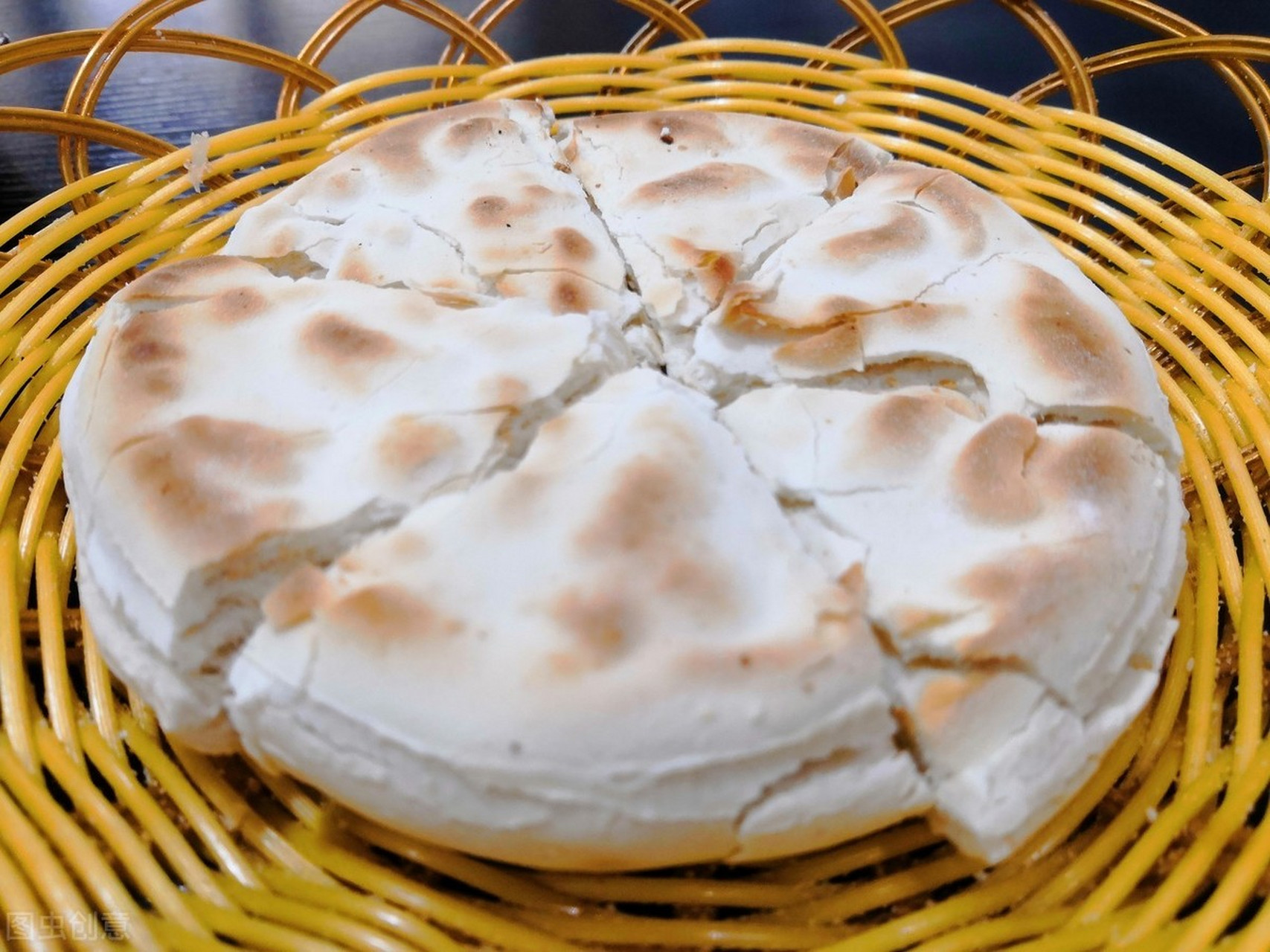 南阳特产—博望锅盔 博望锅盔始创传说是在三国时期,刘备火烧博望后