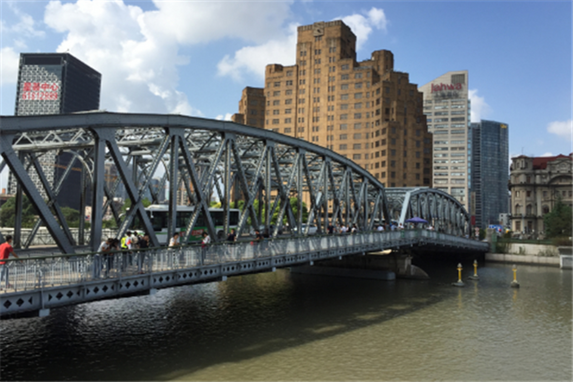 上海最好玩的地方排名,你知道几个: 一,上海迪士尼 二,外白渡桥 三