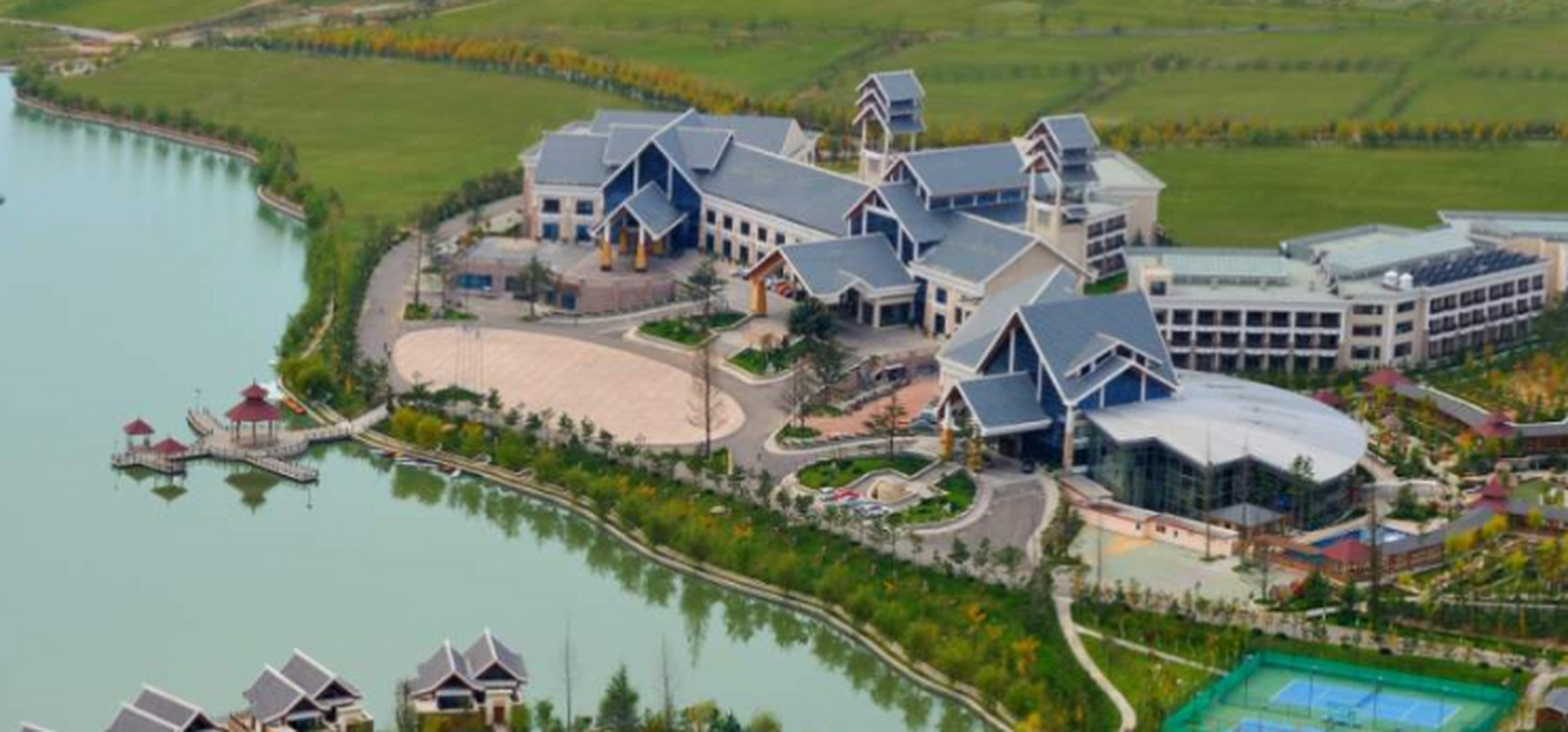 汤泊温泉度假村耗资上亿元建成,是按照五星级打造的度假村.