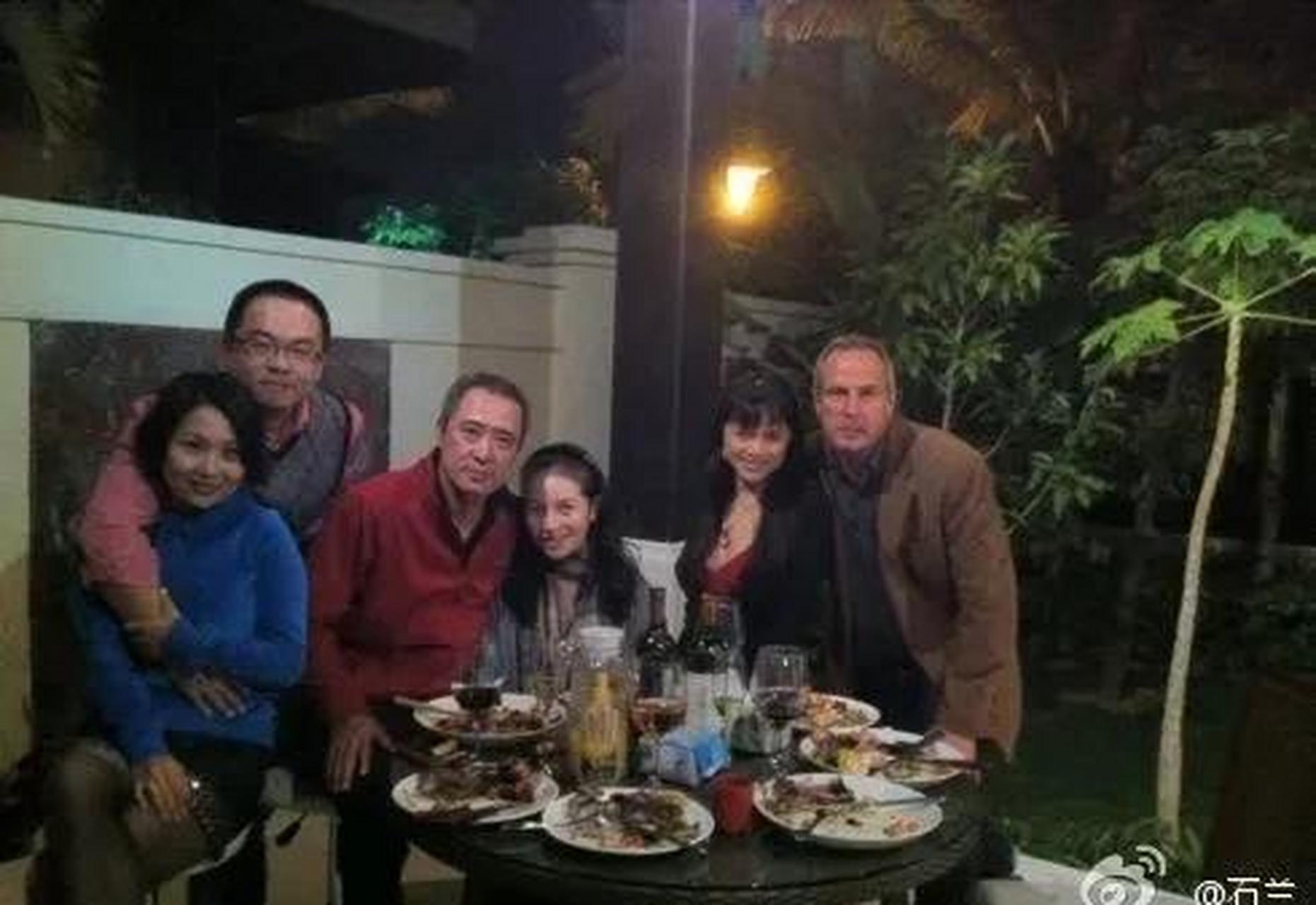 一屋子就她老公是外国人,大家相处的很融洽,石兰老公还是里面最帅的