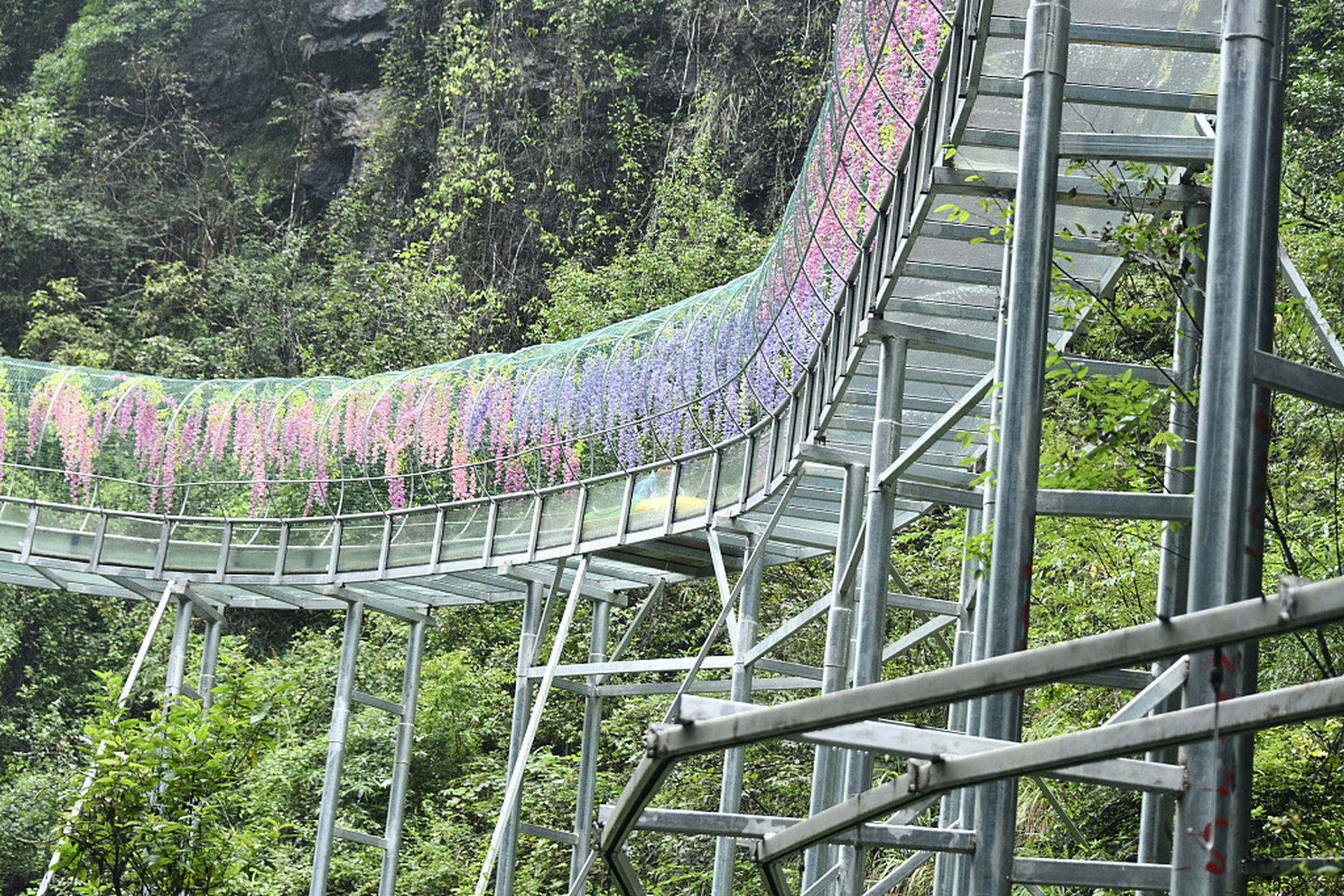 2020年10月3日,贵州绥阳双门峡高空玻璃漂流滑道.