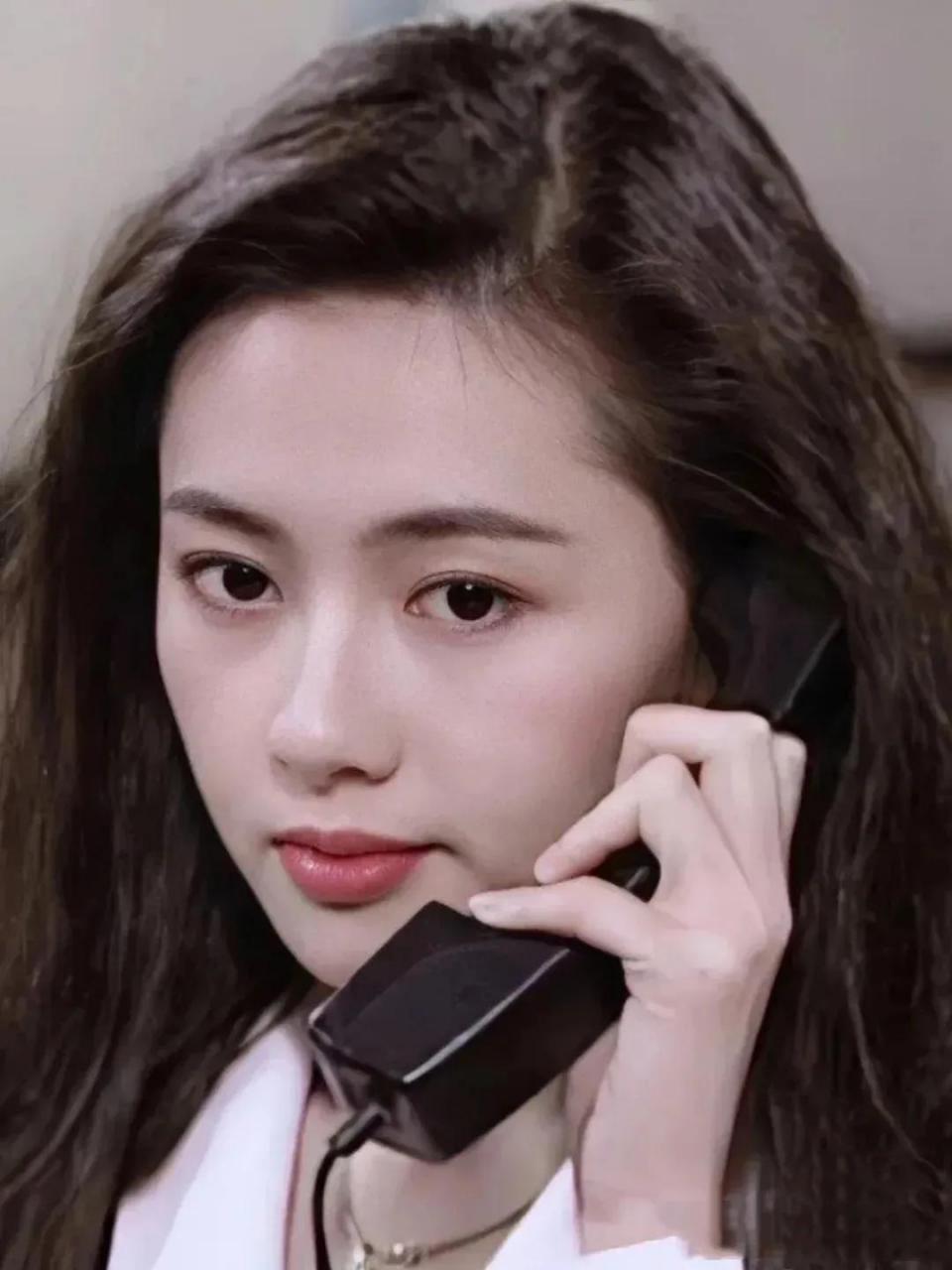 这是一张年轻时的李丽珍打电话的照片,她清新脱俗的美丽让人眷恋.