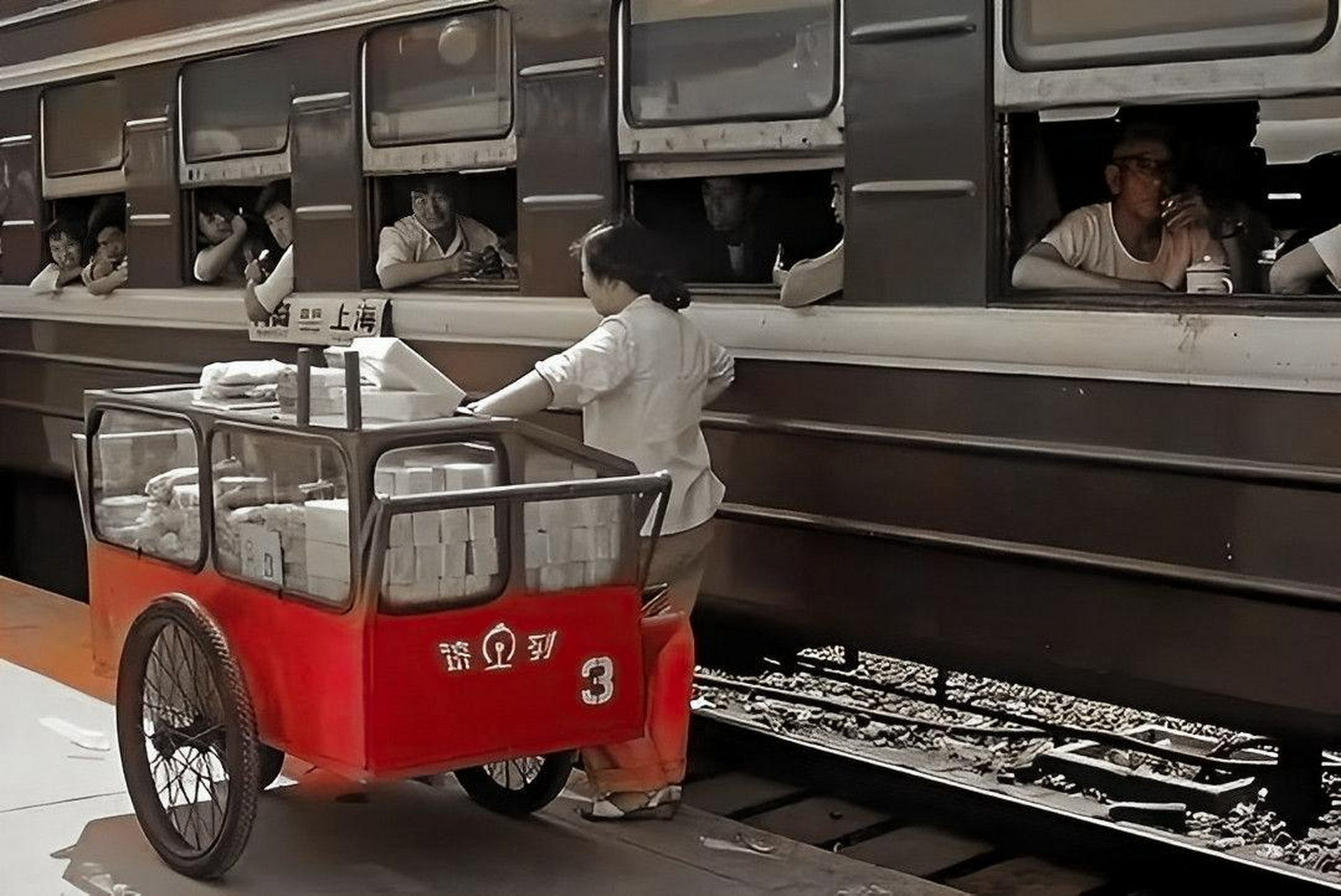 20世纪90年代乘坐火车的照片,当时只有绿色火车.