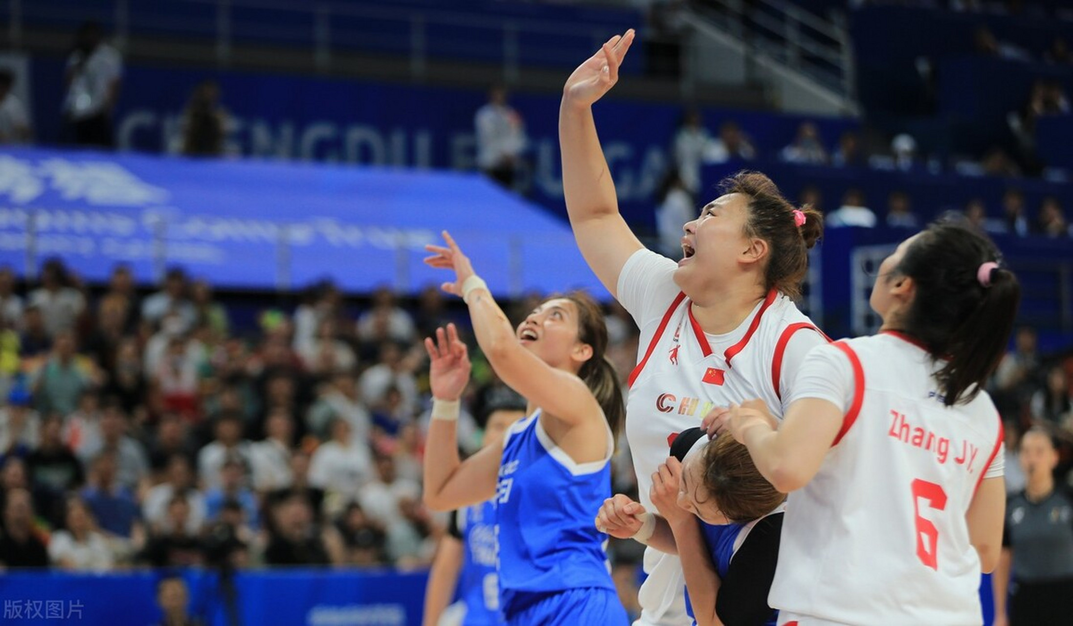 在成都举行的第31届世界大学生夏季运动会女子篮球半决赛中,中国队以