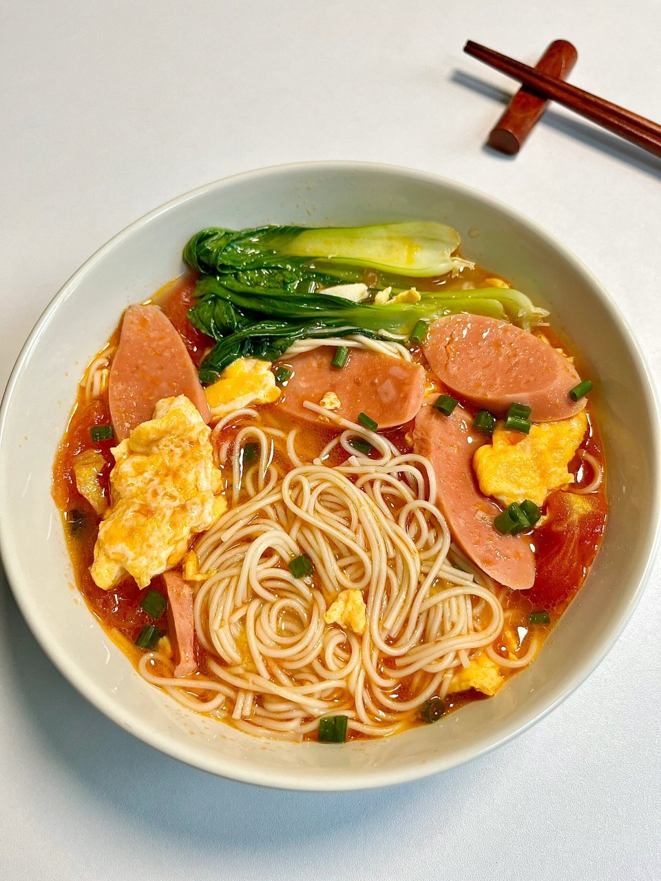 早上来一碗热气腾腾的番茄鸡蛋面,简单又营养  准备食材:面条,鸡蛋