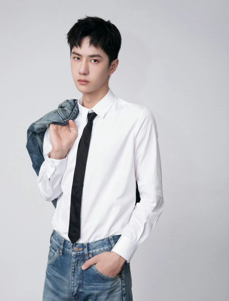 王一博牛仔装  2020年的王一博,穿牛仔衣,年轻又帅气