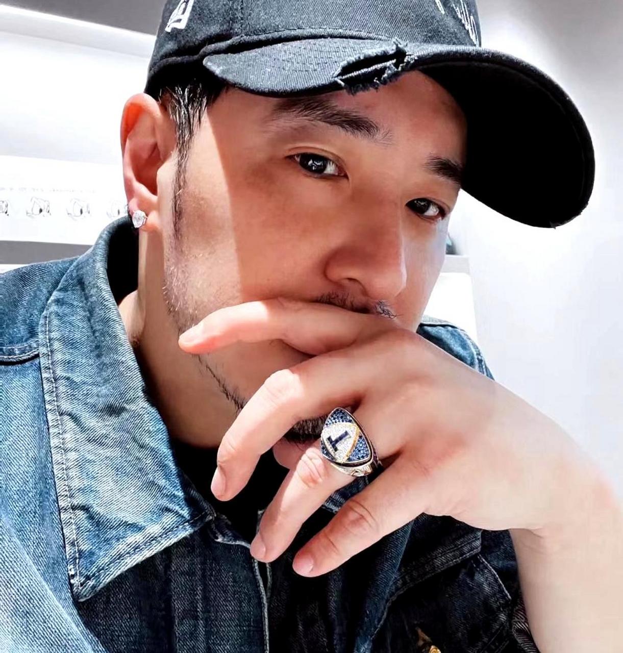 潘玮柏留胡子显得老了好几岁,他晒自拍时有点不敢认自己.