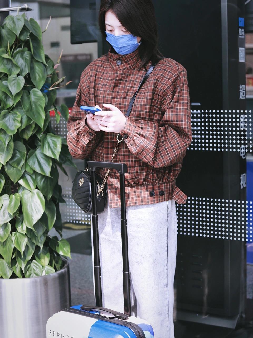 刘人语机场私服 平价港风look 刘人语机场私服穿搭解析, 格纹夹克搭配