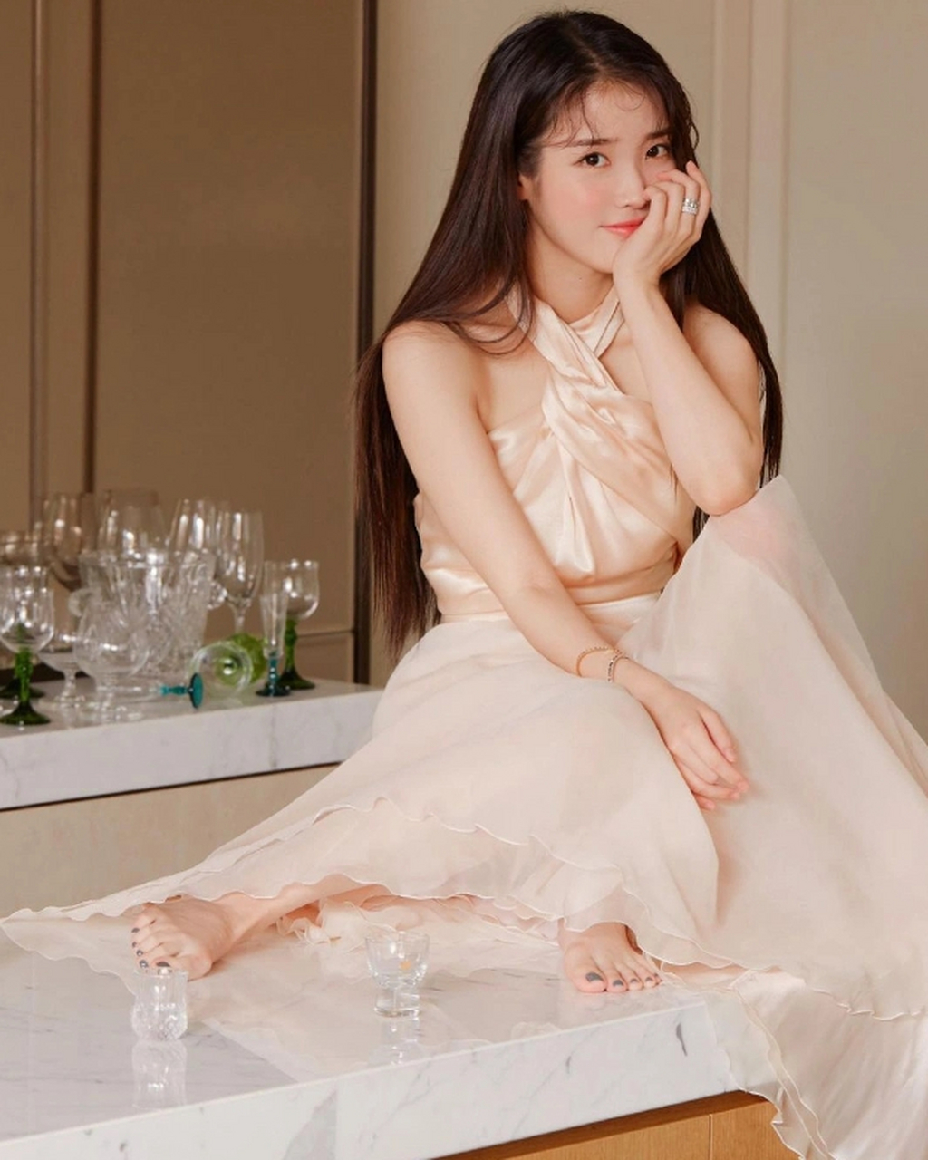 清纯妩媚,甜美可人的#iu# 李知恩,肤白貌美的容颜,窈窕曼妙的身材