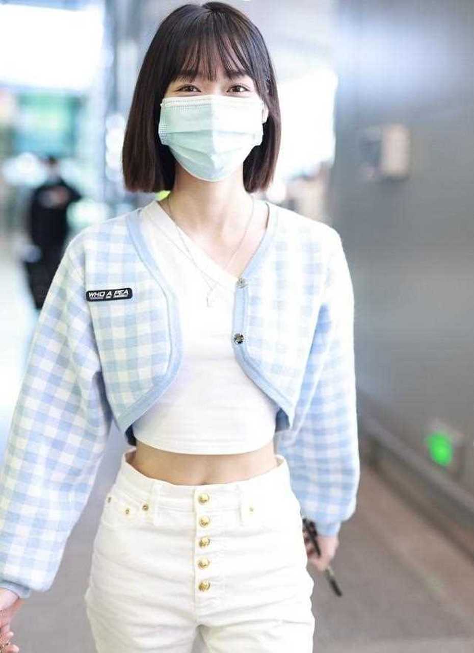 【清新自然的搭配】段奥娟今日机场私服分享,段奥娟身穿蓝白格子短款