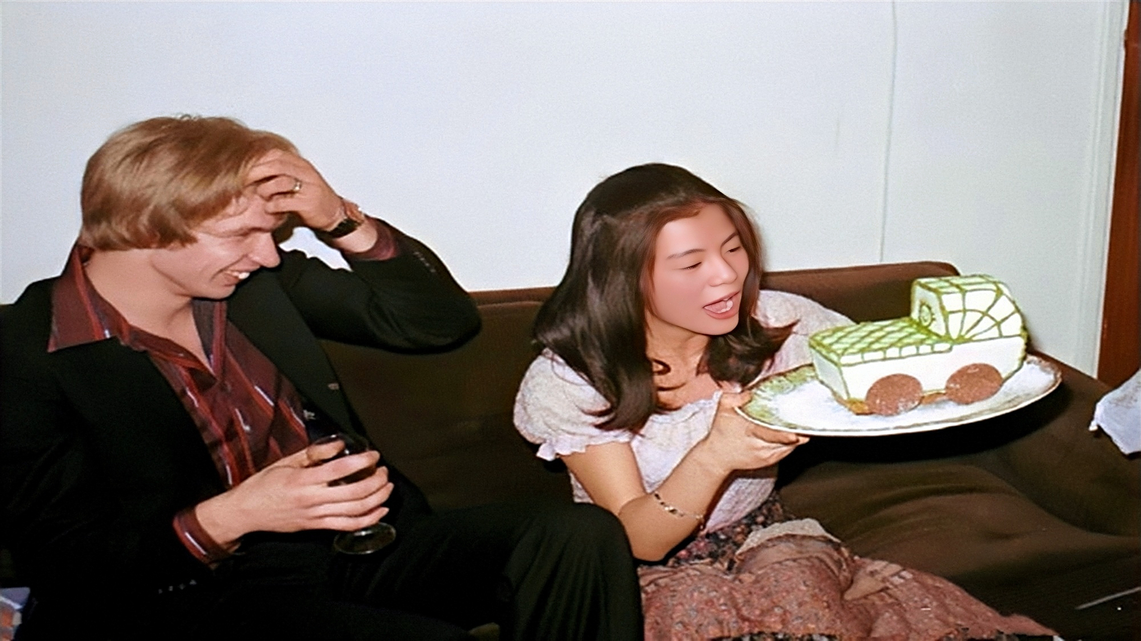 这是在英国剑桥读大学读书期间,翁美玲为荷兰籍男友罗伯特过生日.