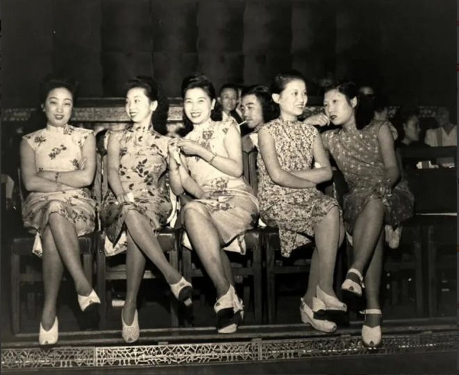 在1948年的上海,五位舞女的集体照片显现出了那个时代的风采