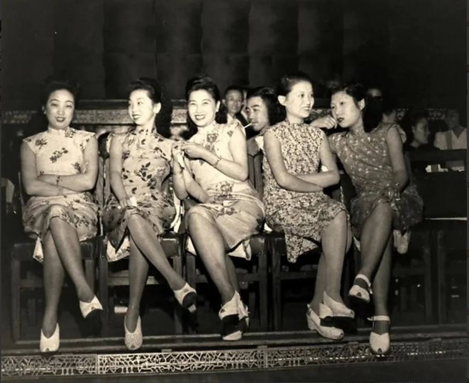 在1948年的上海,五位舞女的集体照片显现出了那个时代的风采.