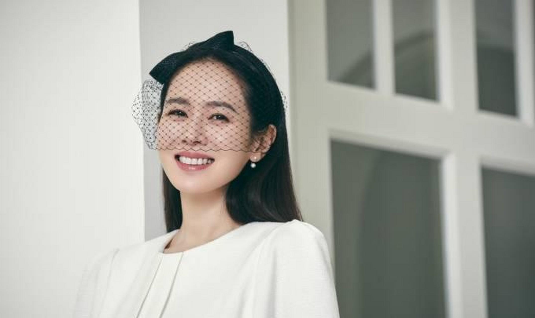 孙艺珍婚前拍温柔写真 笑容知性温婉