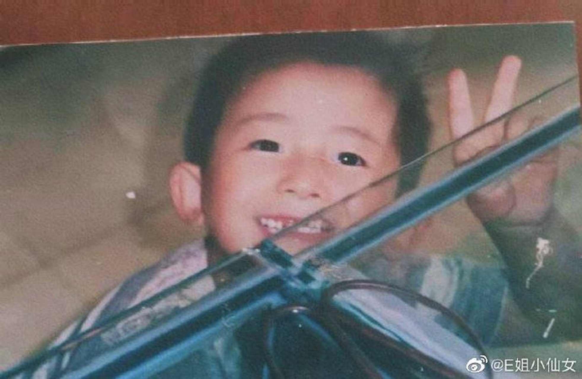 这几张应该都比较冷门(刘宇应该没有大家不熟的童年照了) 刘宇 赞多