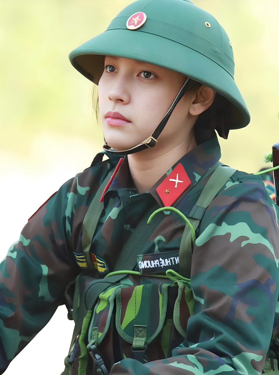 2012年,一位越南女兵因美貌和气质走红网络!