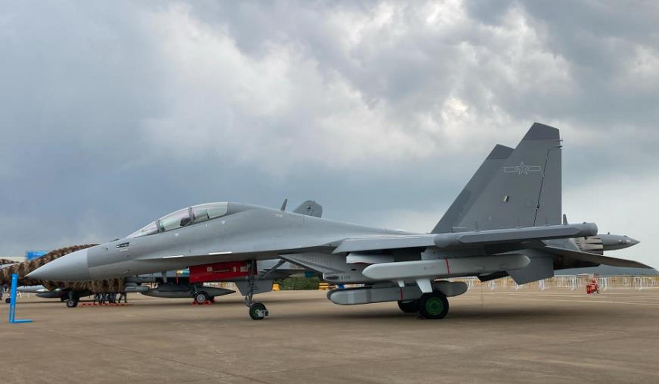 近日,中国空军再次展示了其强大的实力,一款名为歼16电子战飞机的新型