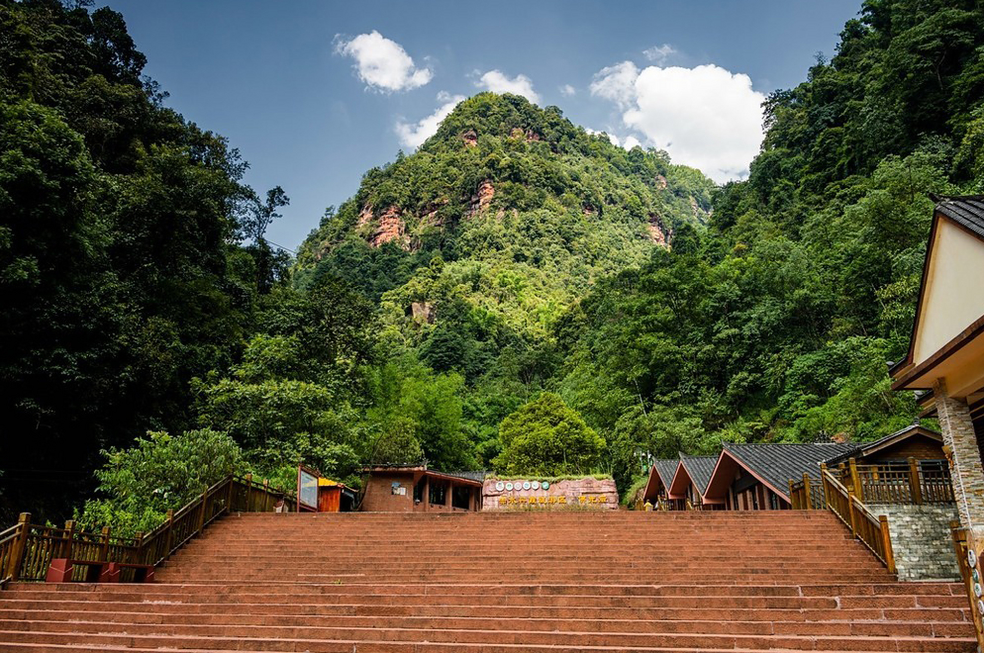 赤水丹霞旅游区(赤水丹霞旅游区可以开车进去吗)