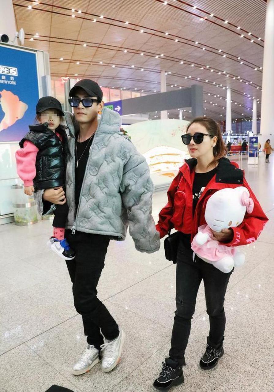 主持李思思真放得开,牛仔裤大秀一字马,老寒腿看了都胆颤