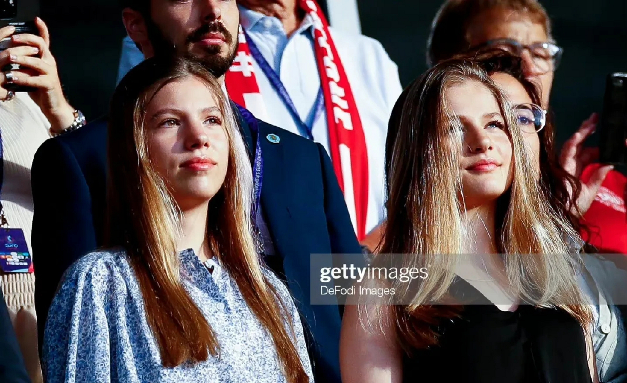 诺拉和索菲亚前往伦敦观看女足欧洲杯小组赛,这次亮相俩姐妹状态好了
