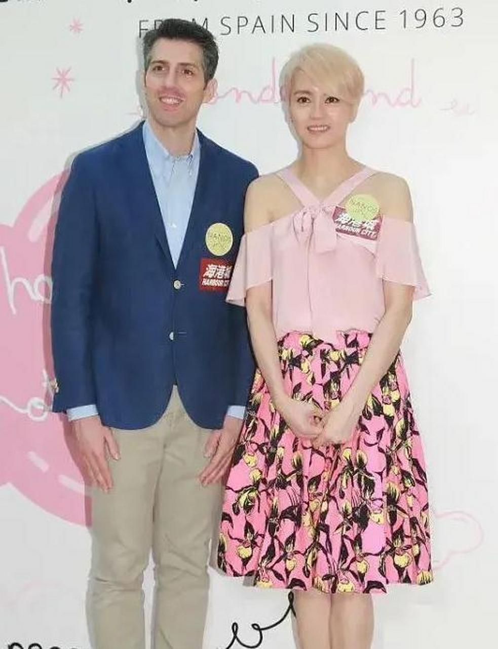 感觉梁咏琪和她老公越来越有夫妻相了,都说恩爱的夫妻会越来越像,看来