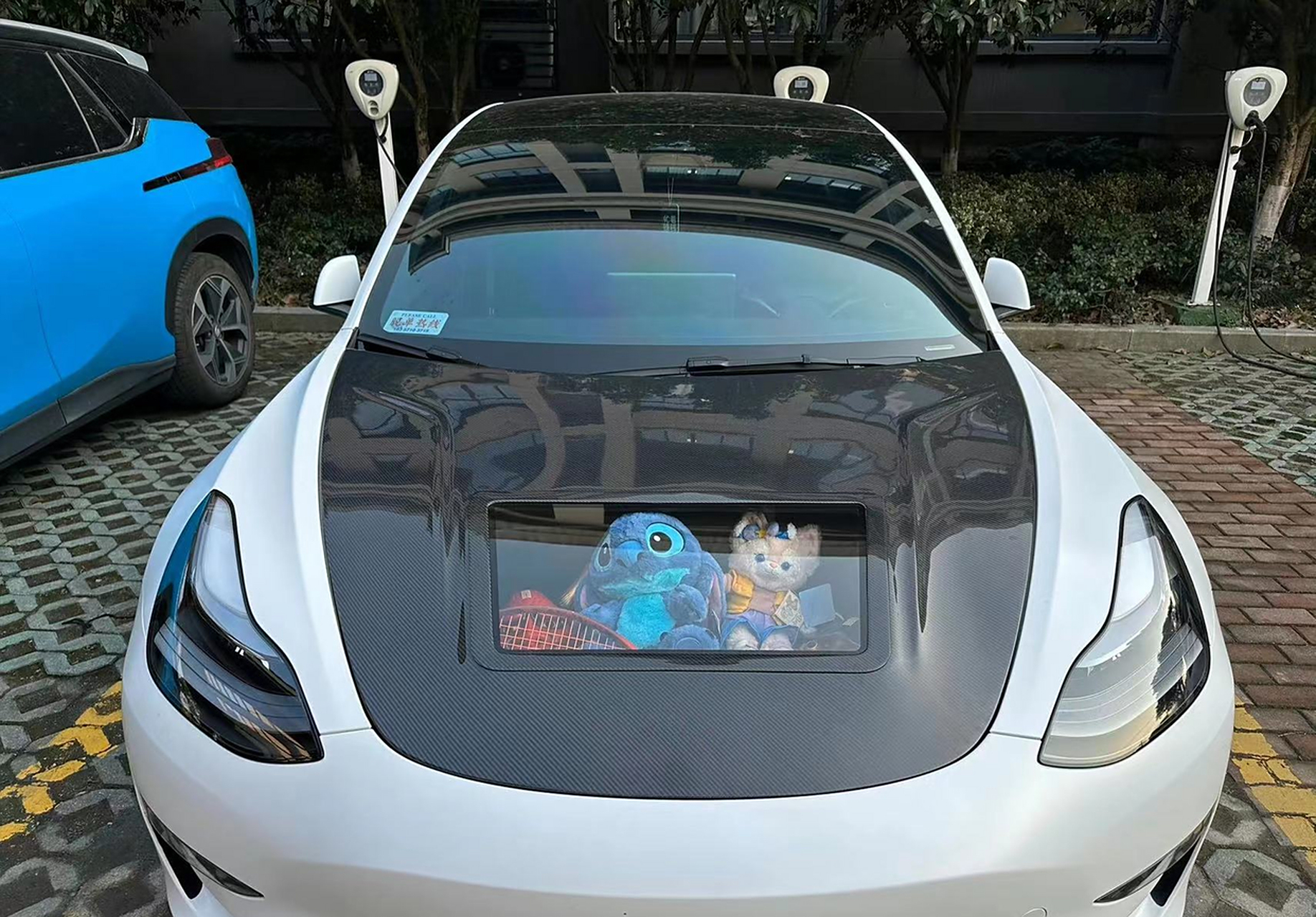 路上偶遇一改装后的车前盖,其中镂空贴了透明车贴,放进了玲娜贝儿和