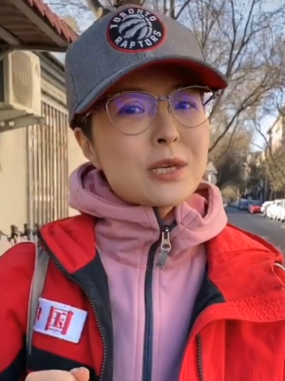 央视一姐张泉灵是备受欢迎的主持人,曾主持《焦点访谈》和《东方时空