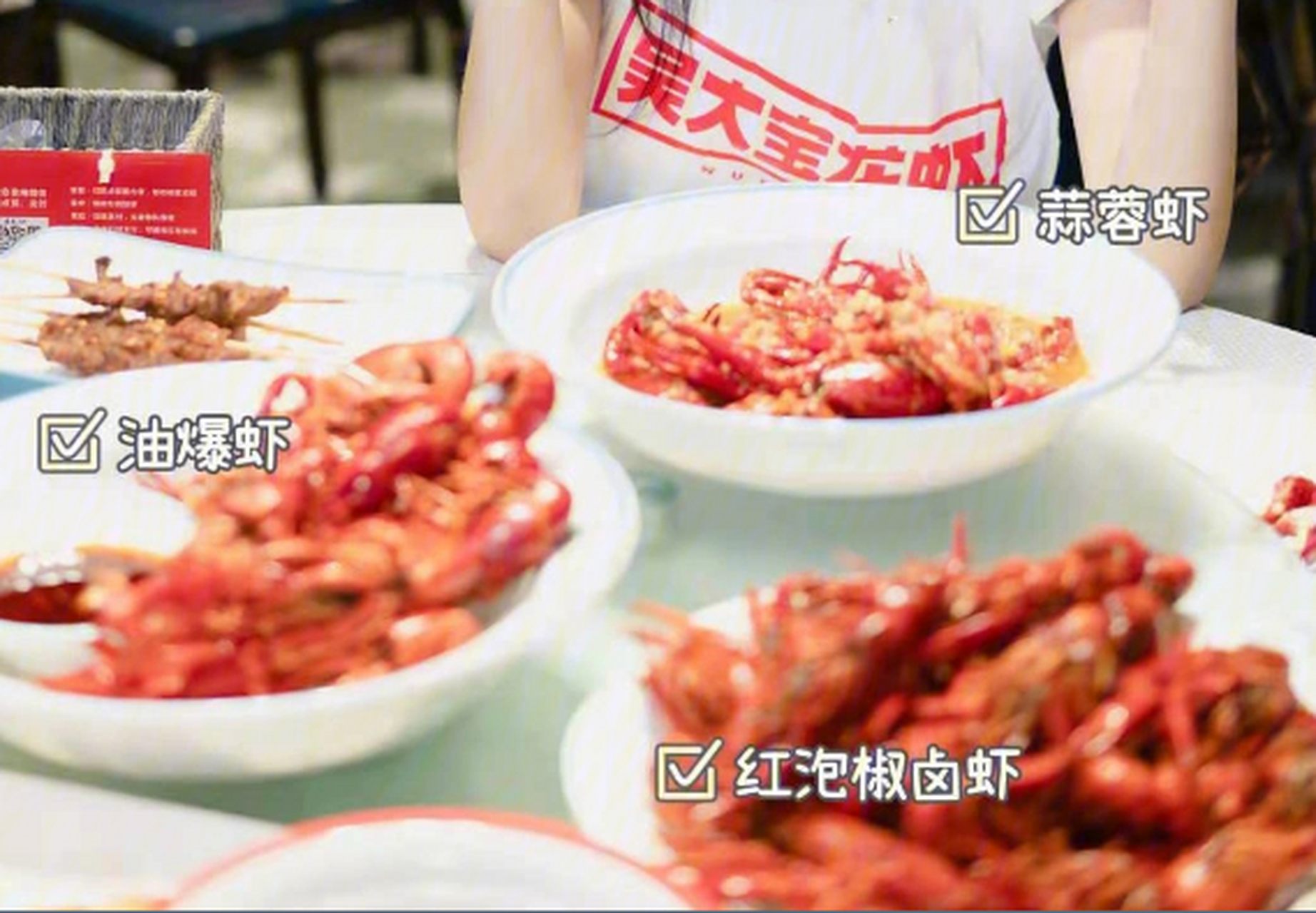 [开心]店名:吴大宝龙虾 地址:渔人码头停车场出口 [哼]位置很好找,就