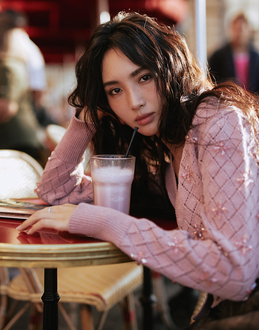 王紫璇一组巴黎街拍打卡照,一身复古织开衫外套搭配工装牛仔裤,优雅的