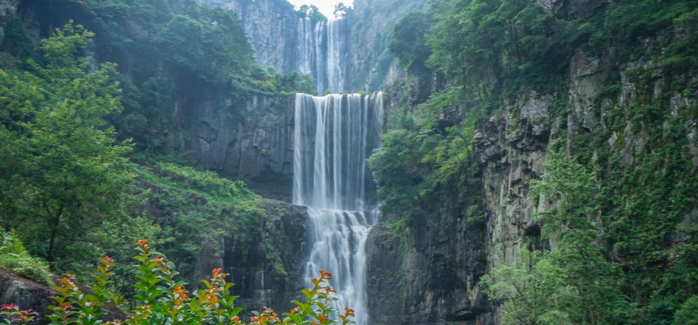 作为为文成最著名的景点之一,百丈漈风景区是一处集自然人文,湖光山色