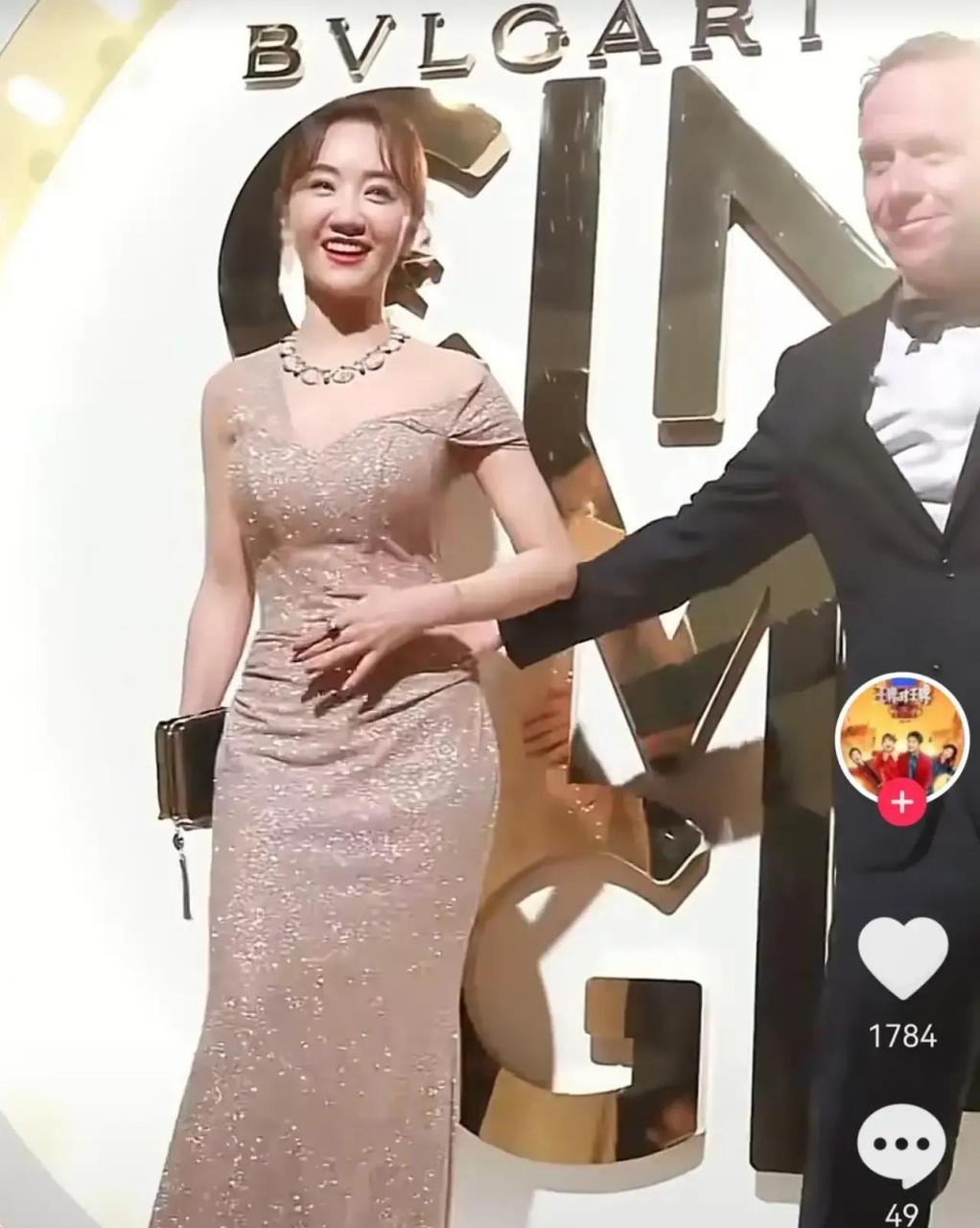 gif创作人# 杨蓉和外国人说悄悄话,不知道聊些什么,反正女神显得格外