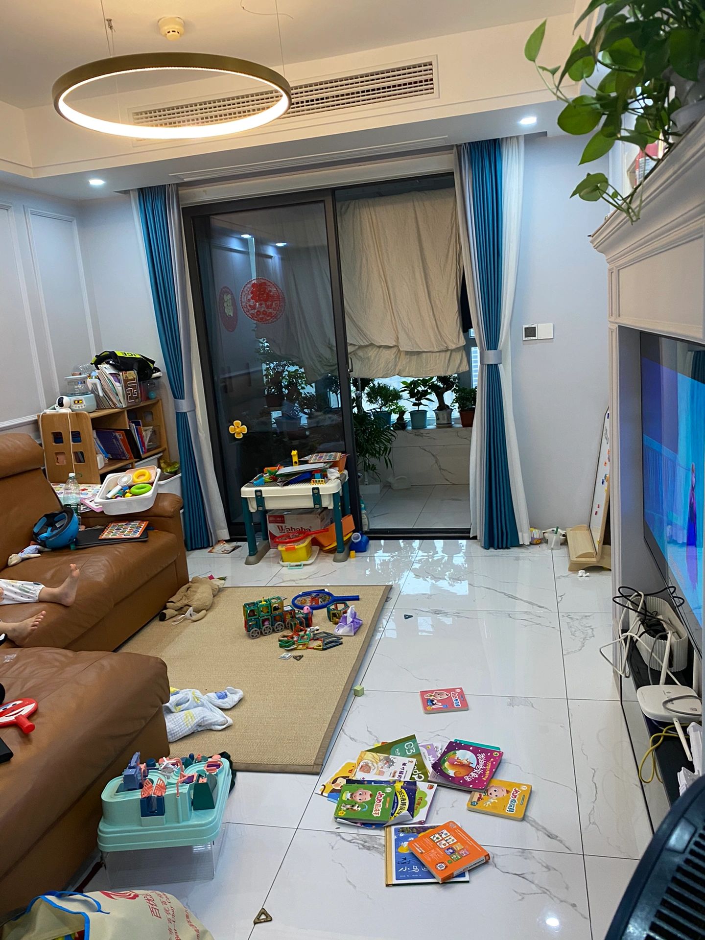 湖北发现一户人家的新房,因客厅过于凌乱而走红,引起网友激烈讨论!