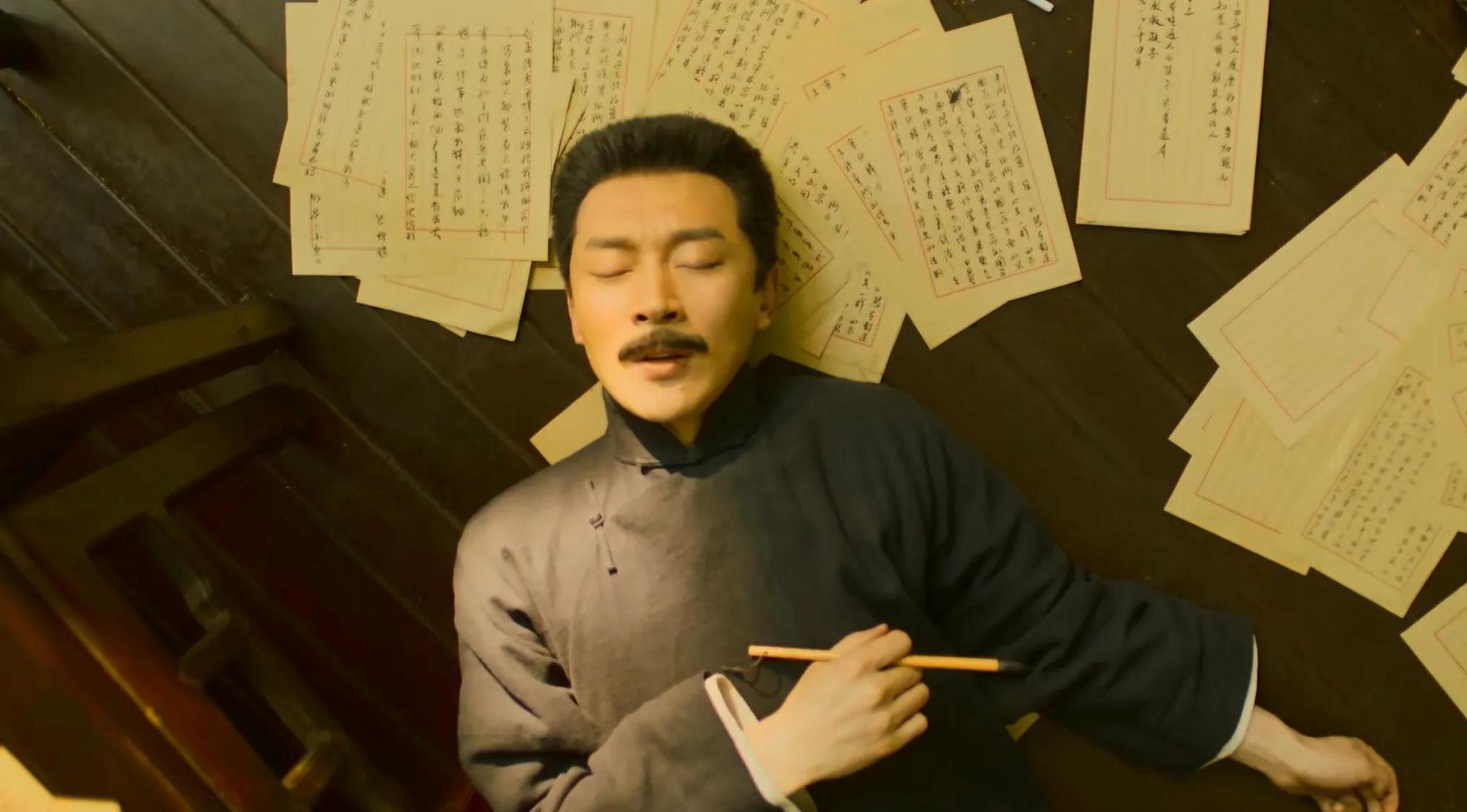 电影《1921》中有这样一个片段,革命烈士邓恩铭被反动派逮捕之后,遭受