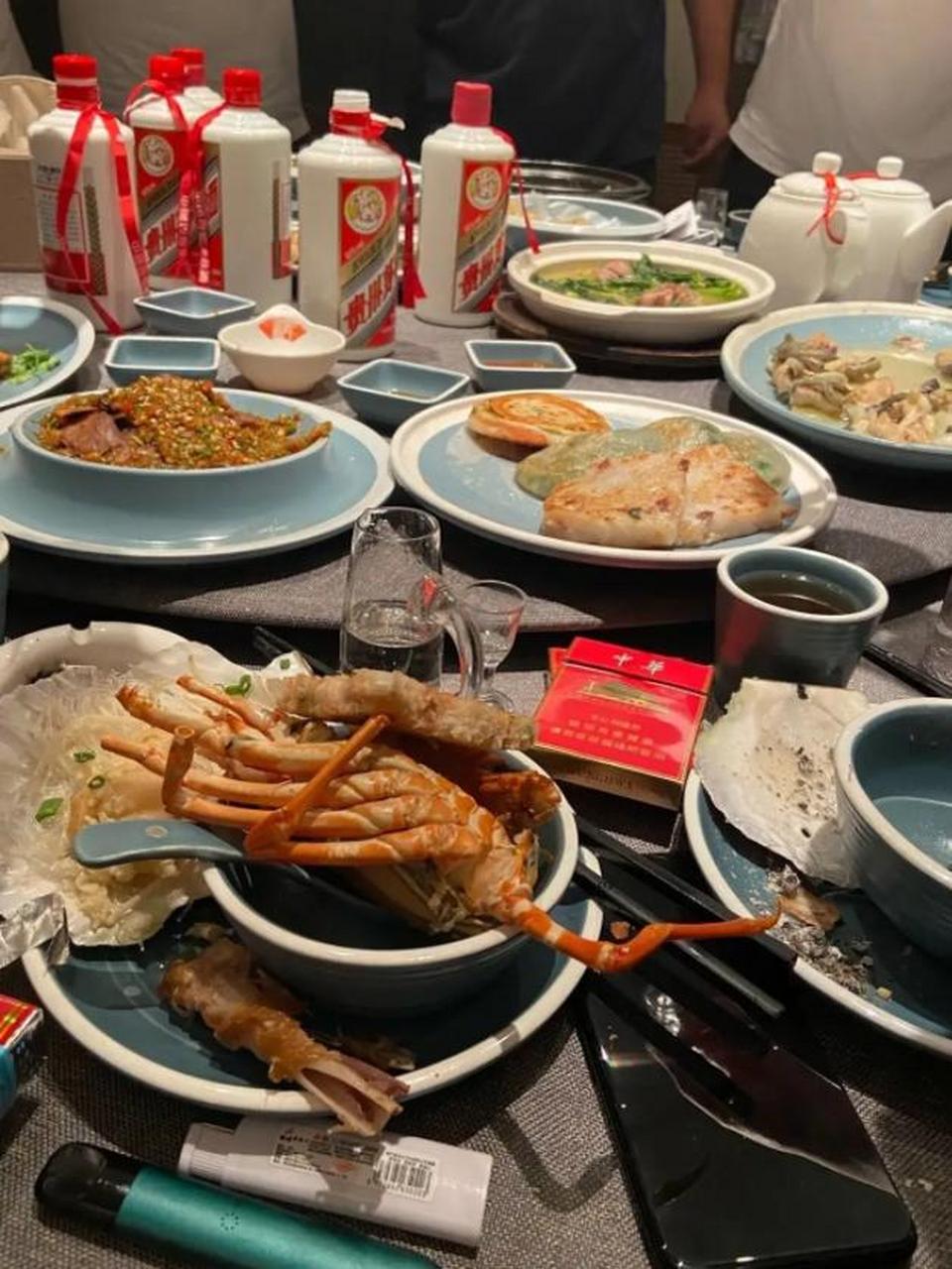 第一次跟着老板出来吃饭,看样子得两三千一桌,有钱人的生活真的难以