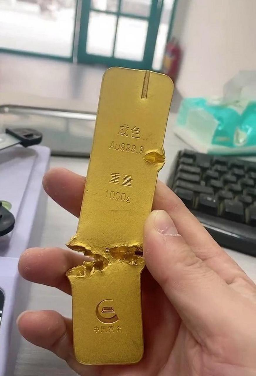 咬了一下,这是真黄金. #搞笑趣味图