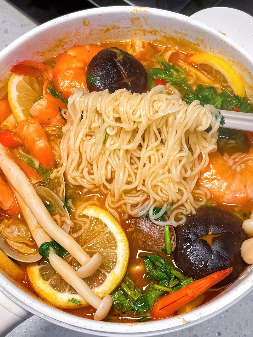 冬阴功海鲜面,尊嘟太好吃啦 冬阴功做法的泡面真的好开胃呀!